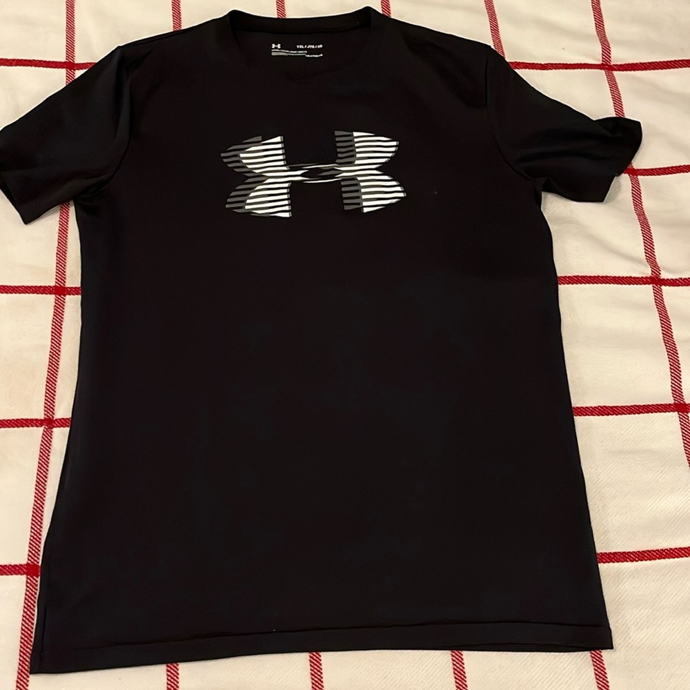 Youth, extra large, under armor, dry fit material, short sleeve tshirt